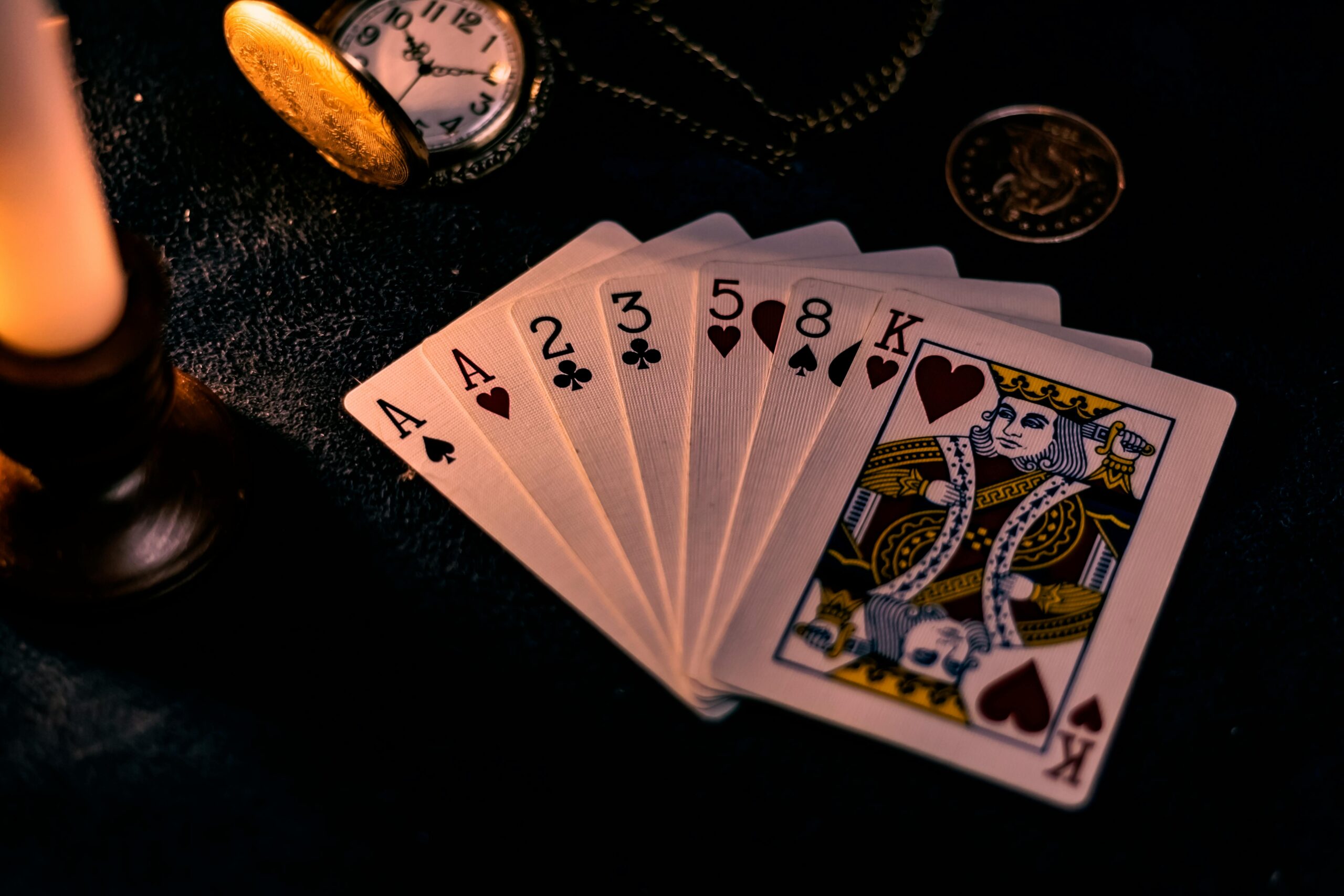 Les bases du poker, blackjack et baccarat expliquées clairement